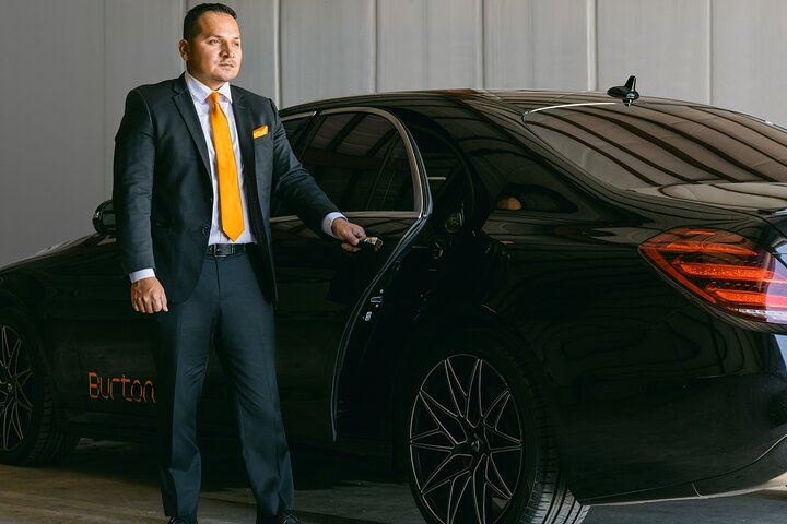 Seattle Roundtrip Chauffeur Driven Airport Transfer - Photo 1 of 22